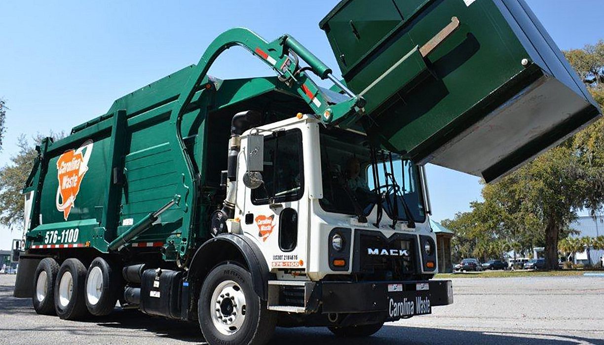 Municipal waste disposal truck for handling recovered plastic